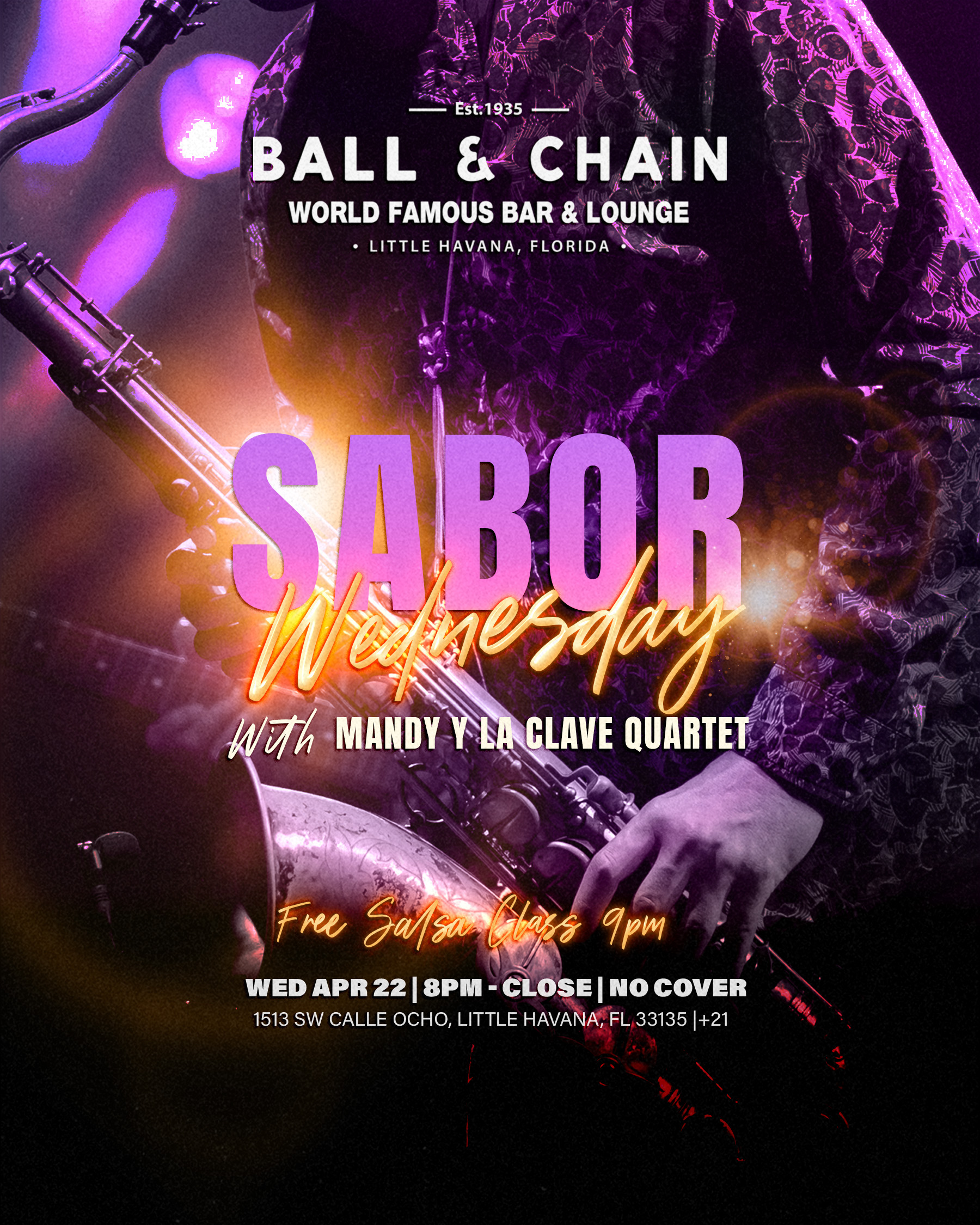 hands holding a saxophone